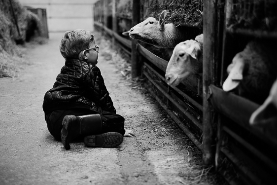 Spontane kinderfoto in zwart wit gemaakt door Adrielle de Voogd van Adrielle Fotografie