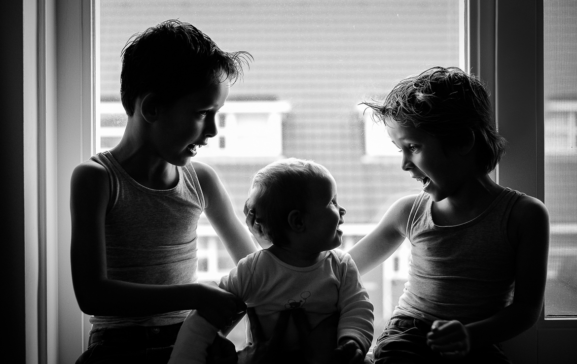 Spontane familiefotografie in zwart wit foto's gemaakt door Adrielle de Voogd van Adrielle Fotografie