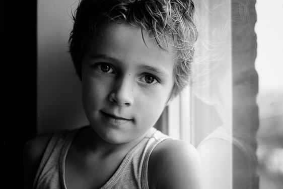 Spontane kinderfoto in tijdloos zwart wit door Adrielle Fotografie uit Middelburg Zeeland
