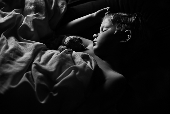 Spontane kinderfoto in zwart wit gemaakt door Adrielle de Voogd van Adrielle Fotografie