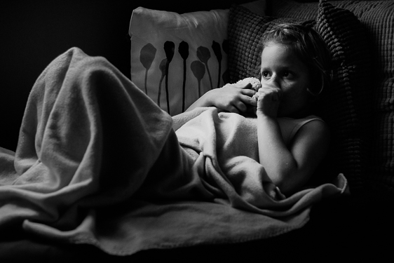 Spontane kinderfoto in zwart wit gemaakt door Adrielle de Voogd van Adrielle fotografie