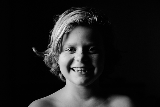 Spontane kinderfoto in zwart wit gemaakt door Adrielle de Voogd van Adrielle fotografie