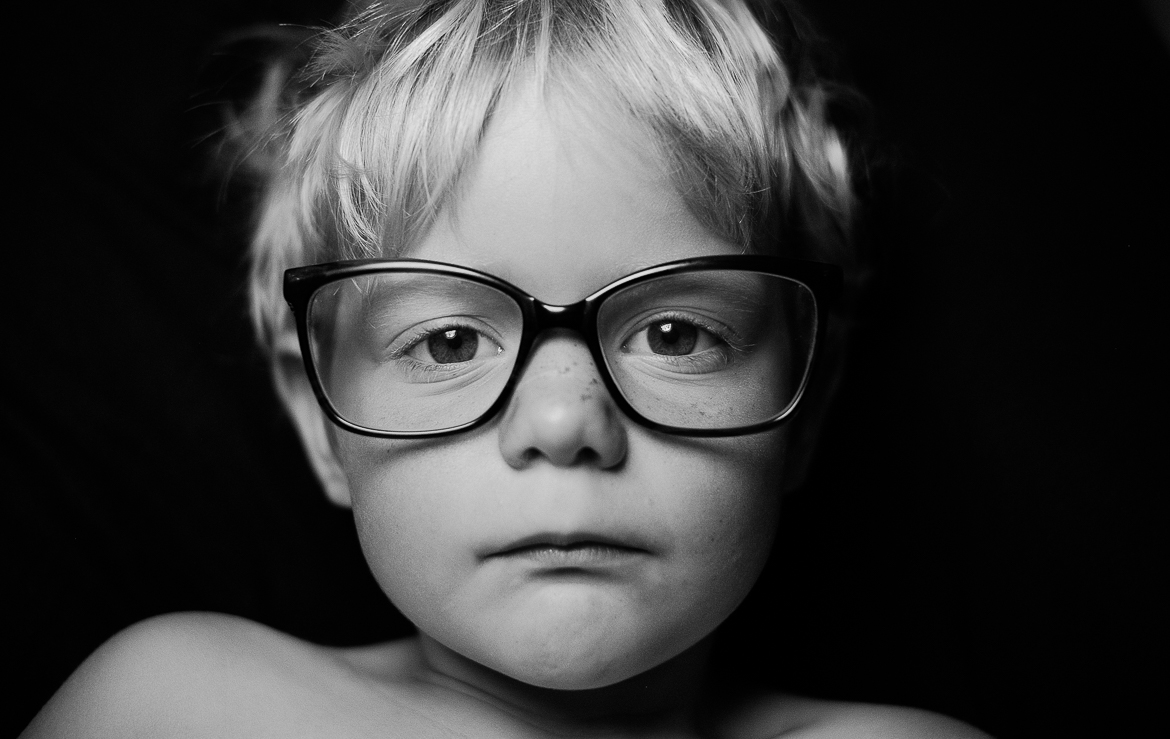 Lifestyle fotosessie van kinderen in journalistiek zwart wit door Adrielle fotografie uit Zeeland