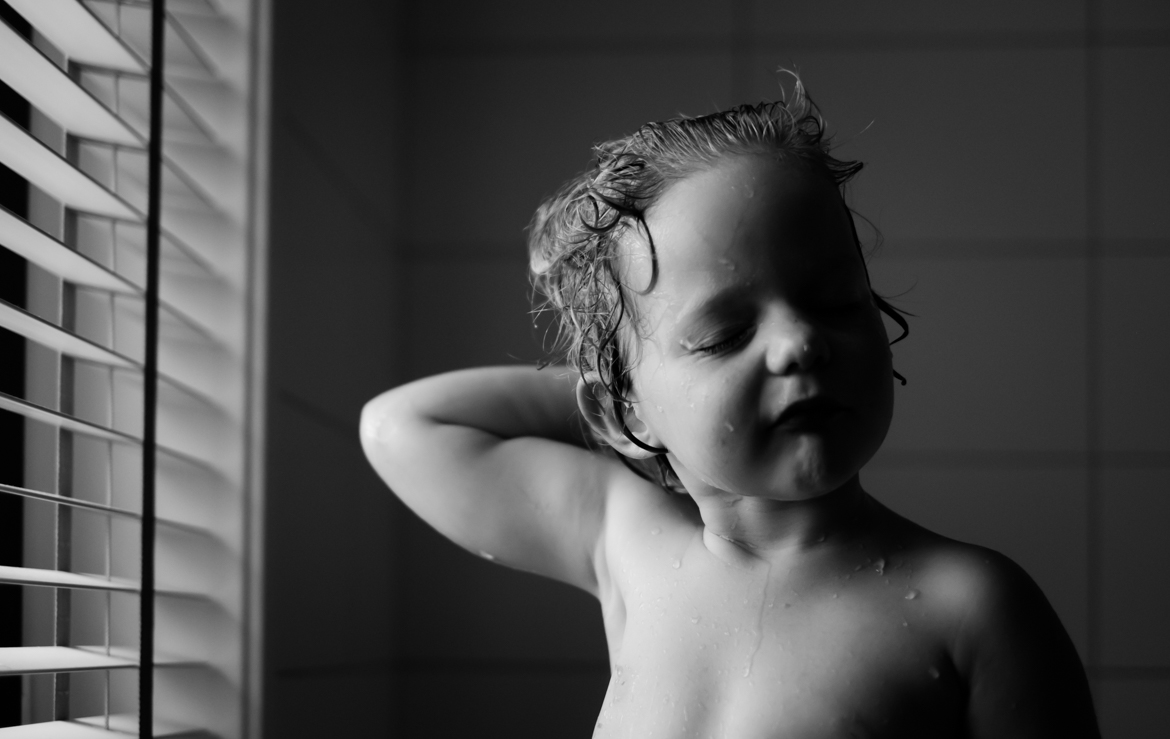 Spontane kinderfoto in tijdloos zwart wit door Adrielle Fotografie uit Middelburg Zeeland