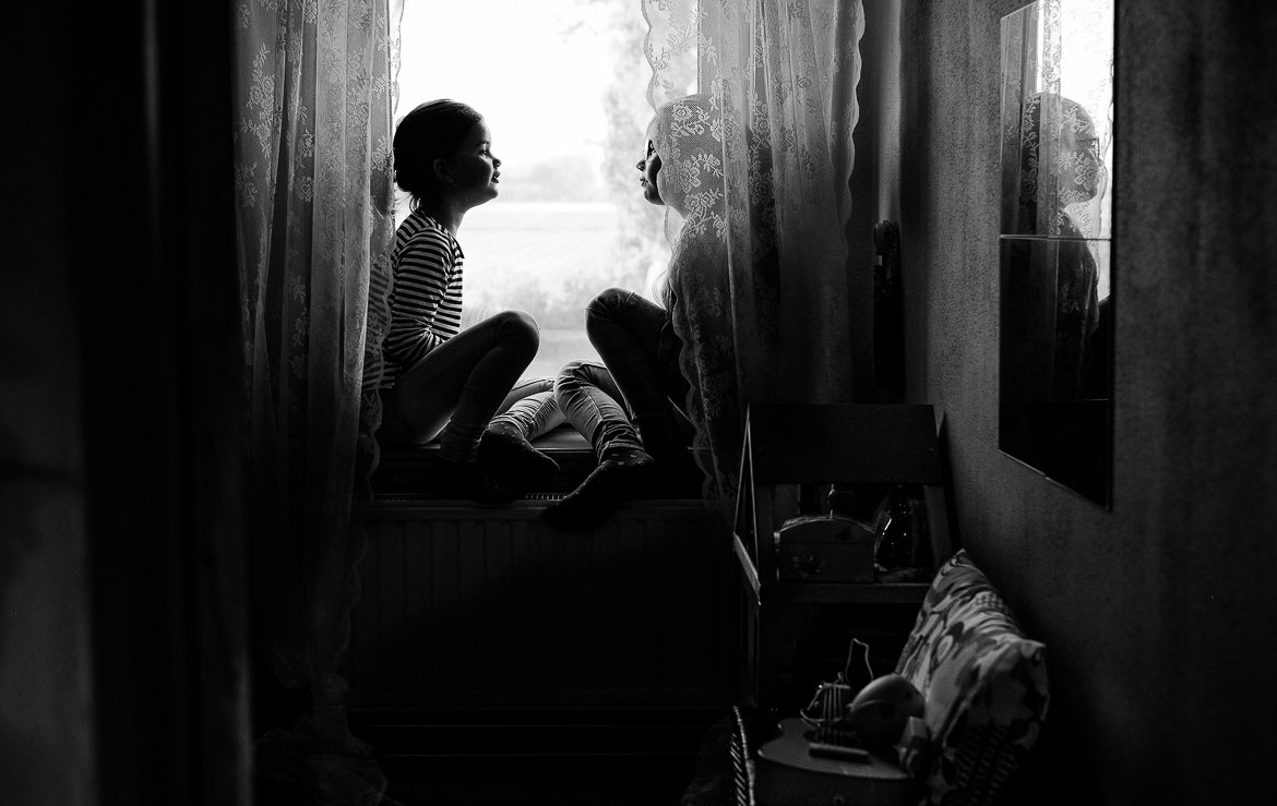zwart-wit lifestyle fotosessie bij gezin in huis gemaakt door Adrielle de Voogd van Adrielle Fotografie