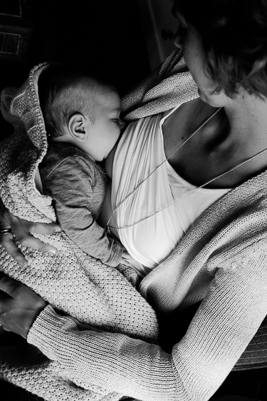 Zwart wit lifestyle newborn fotosessie gemaakt door Adrielle de Voogd van Adrielle Fotografie