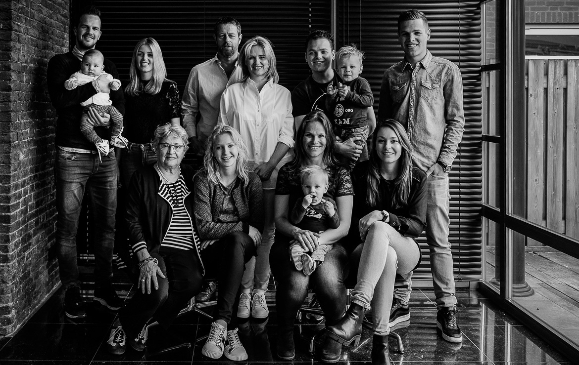 Liefde en familie in zwart wit foto's gemaakt door Adrielle de Voogd van Adrielle Fotografie